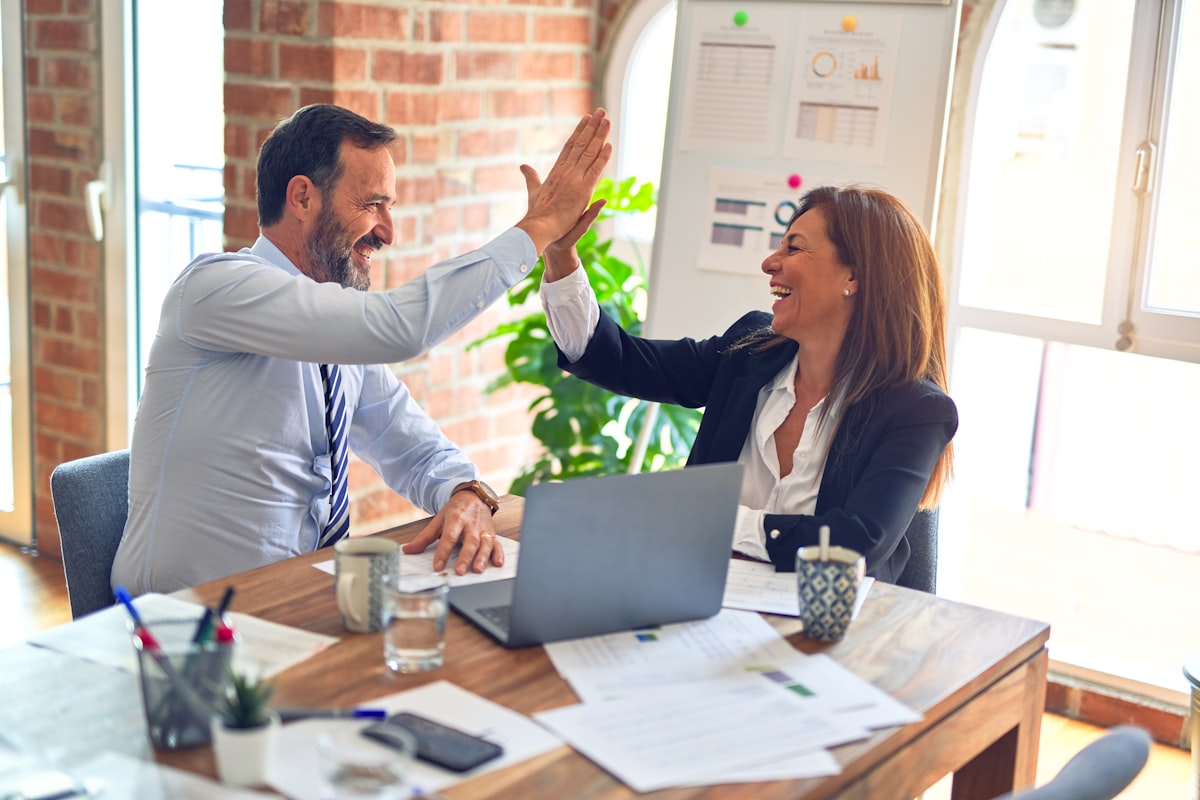 Executivos comemorando resultado em reunião